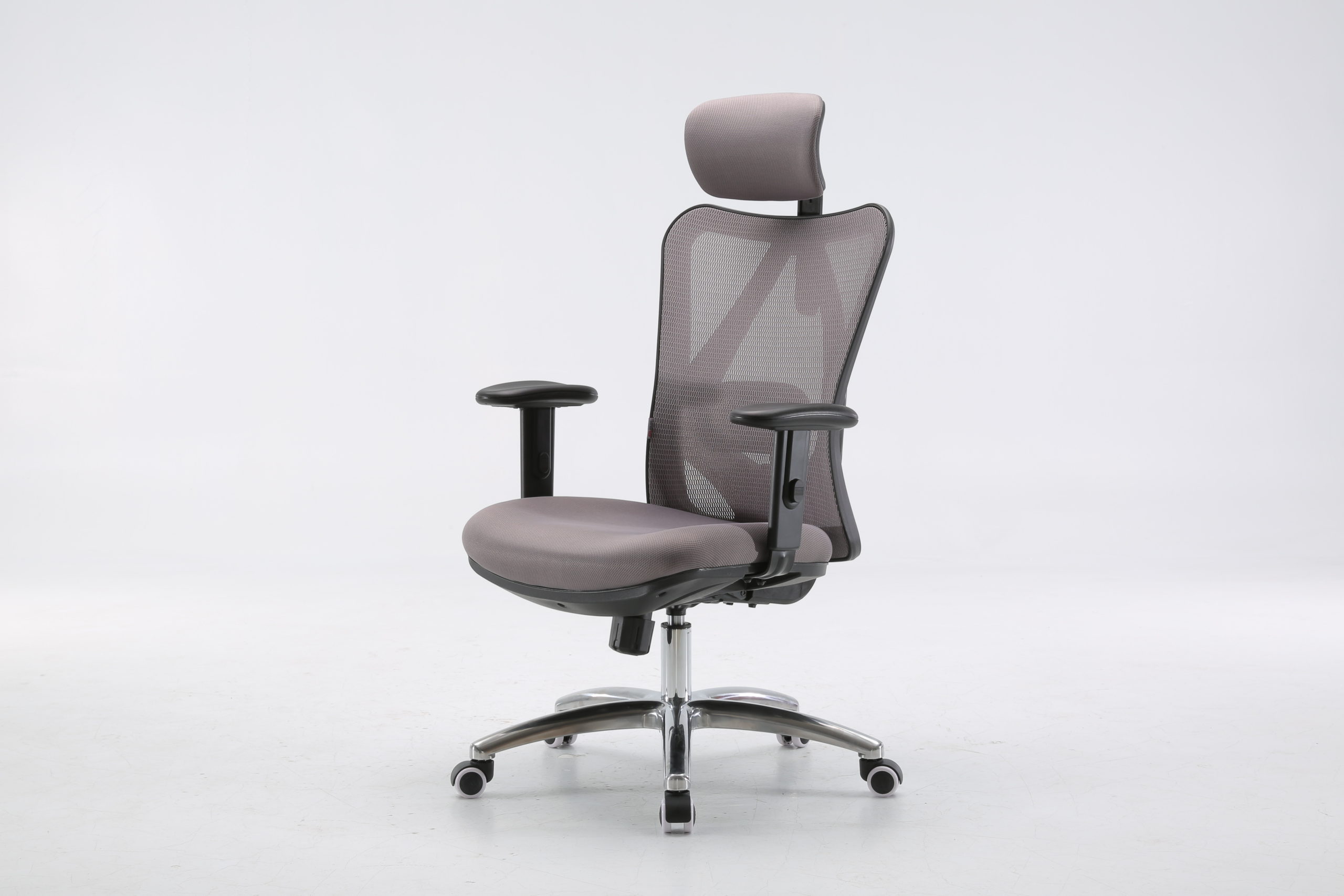 Chaise Sihoo M18 vue de trois quarts avant, assise large rembourrée et dossier maille