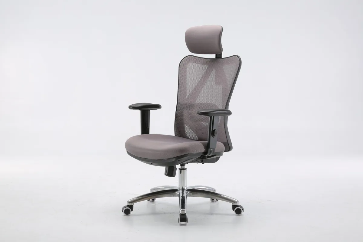 Chaise Sihoo M18 vue de trois quarts avant, assise large rembourrée et dossier maille