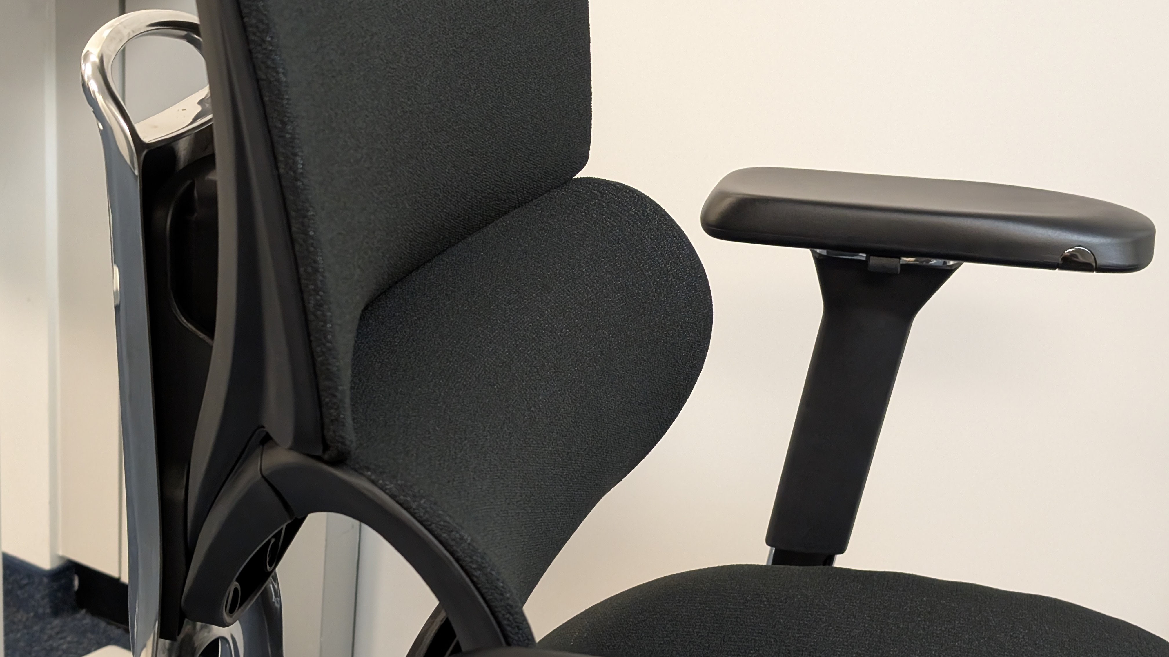 Profil du dossier full-mesh et de l'accoudoir 4D de la chaise CLOUVOU MasterSeat