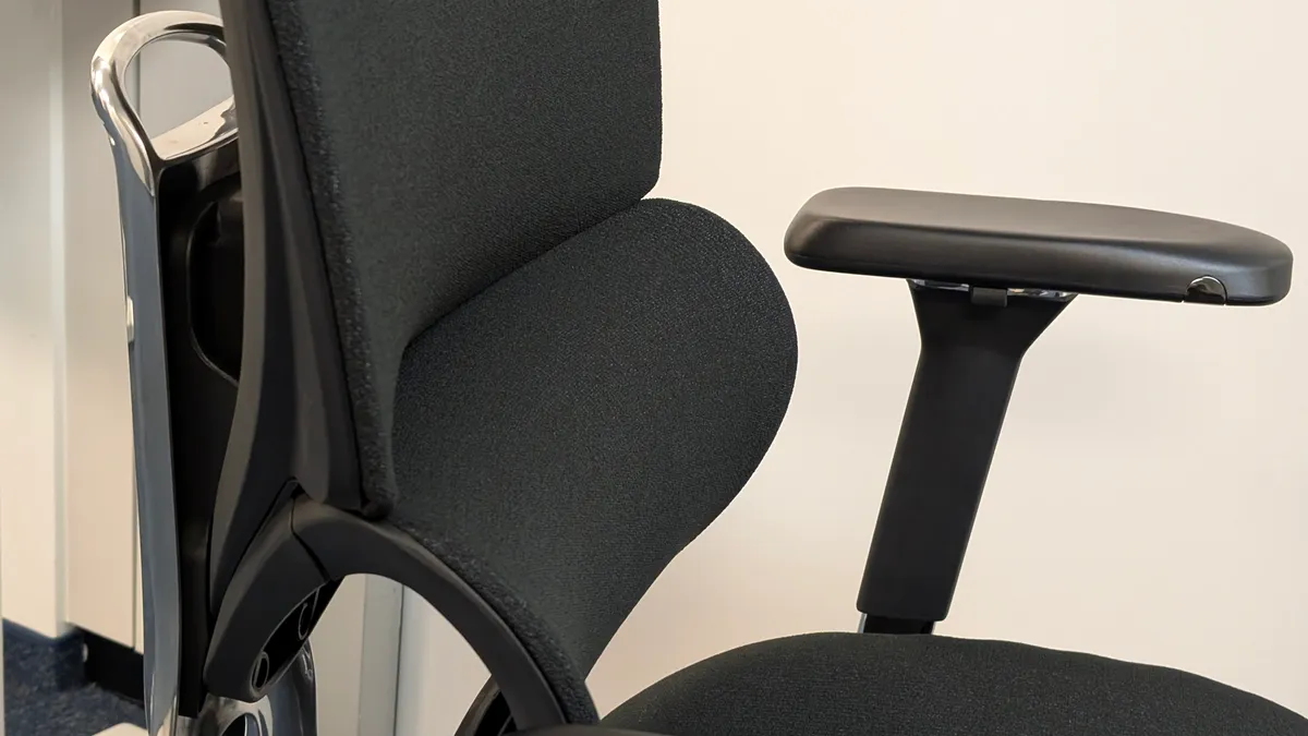 Profil du dossier full-mesh et de l'accoudoir 4D de la chaise CLOUVOU MasterSeat