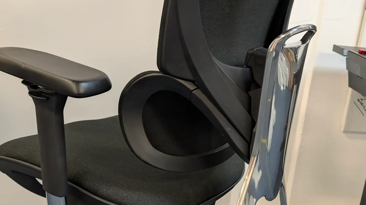 Détail du bas de dossier et du soutien lombaire intégré de la CLOUVOU MasterSeat