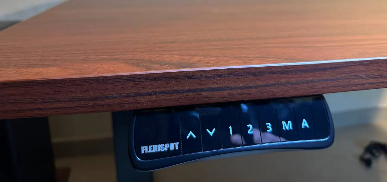 Panneau de commande LED du FlexiSpot E5 avec boutons mémoire sous le plateau bois