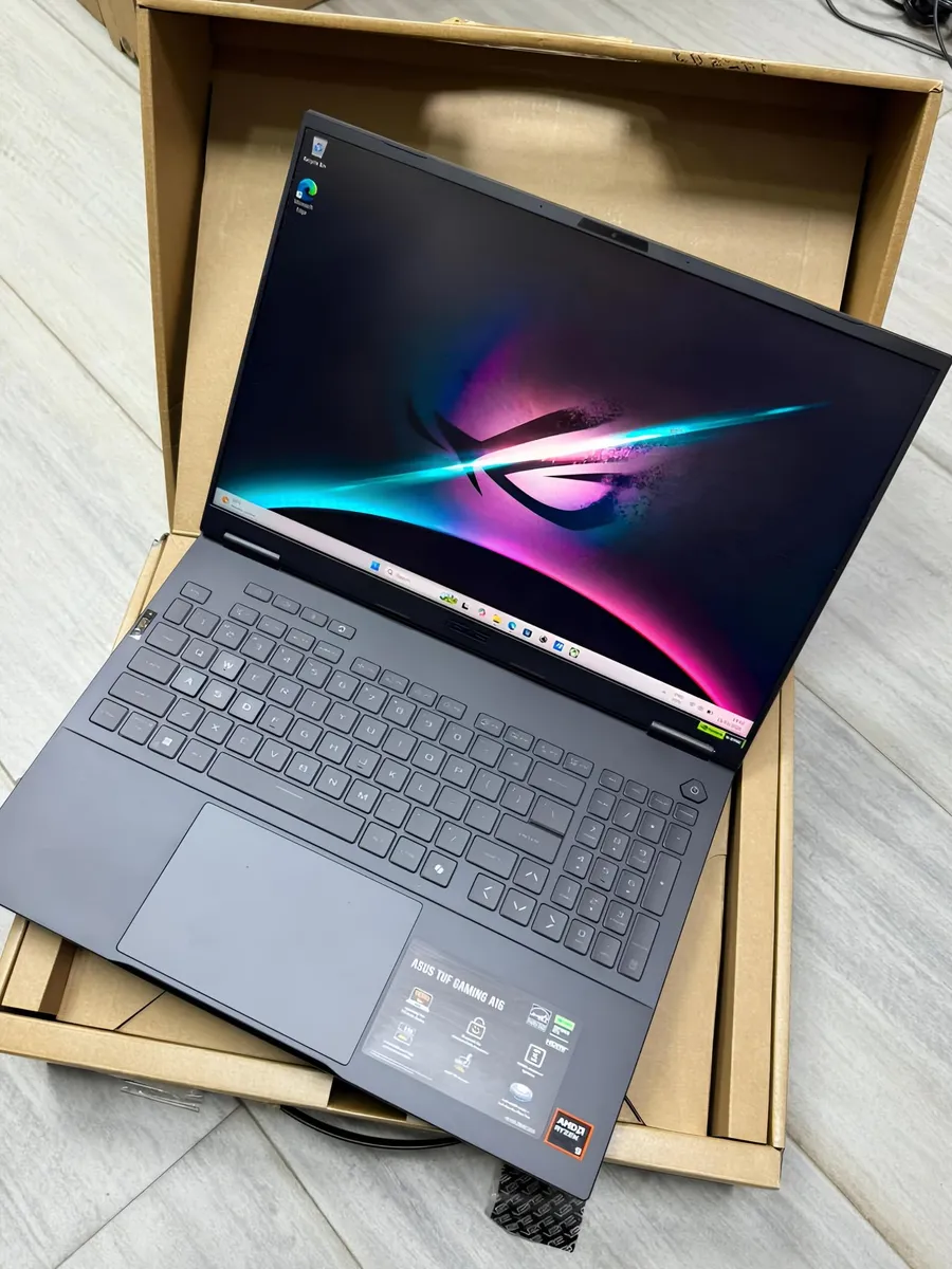 ASUS TUF Gaming A16 dans son carton, écran et clavier vus de dessus