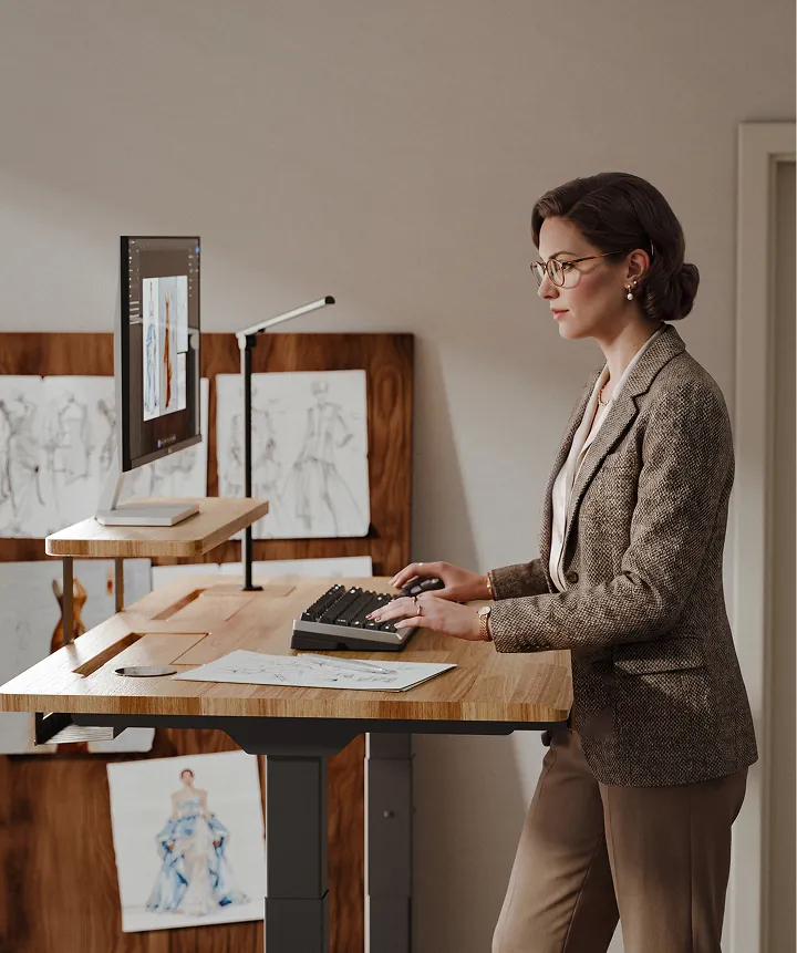 Poste à un écran sur le FlexiSpot E7 Hive en position debout