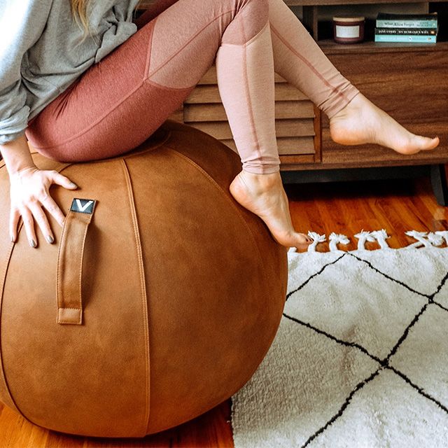 Gros plan sur un siège ballon en tissu, assise détendue à la maison