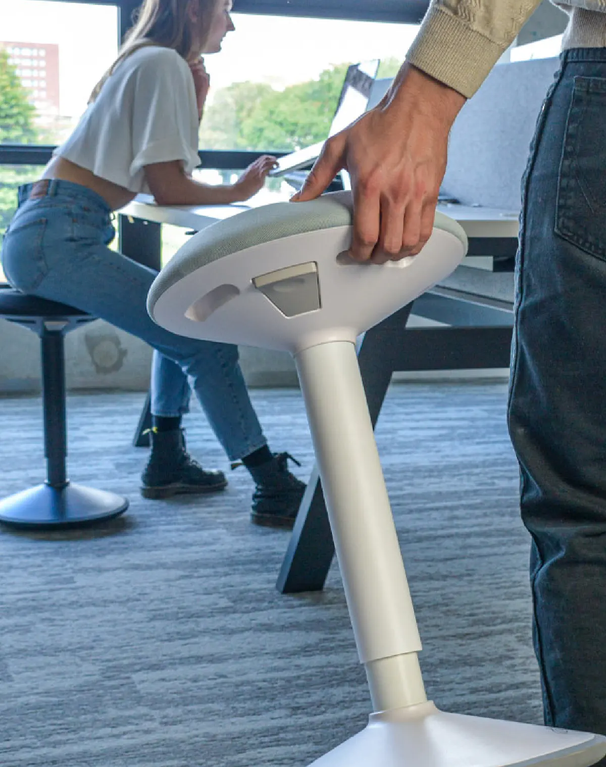 Tabouret-bascule portable à piètement blanc avec poignée de transport