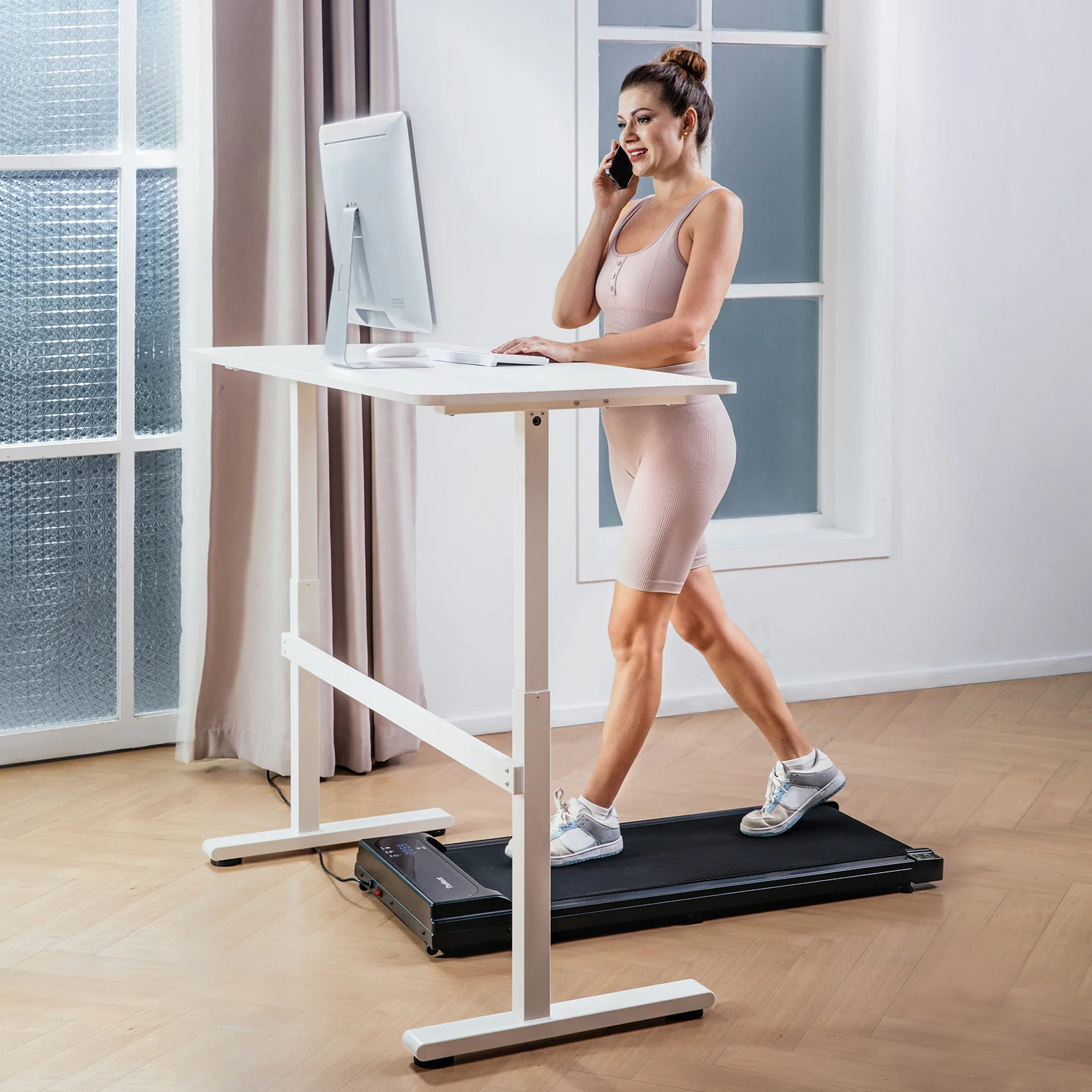 Femme marchant sur un tapis de bureau pendant un appel téléphonique