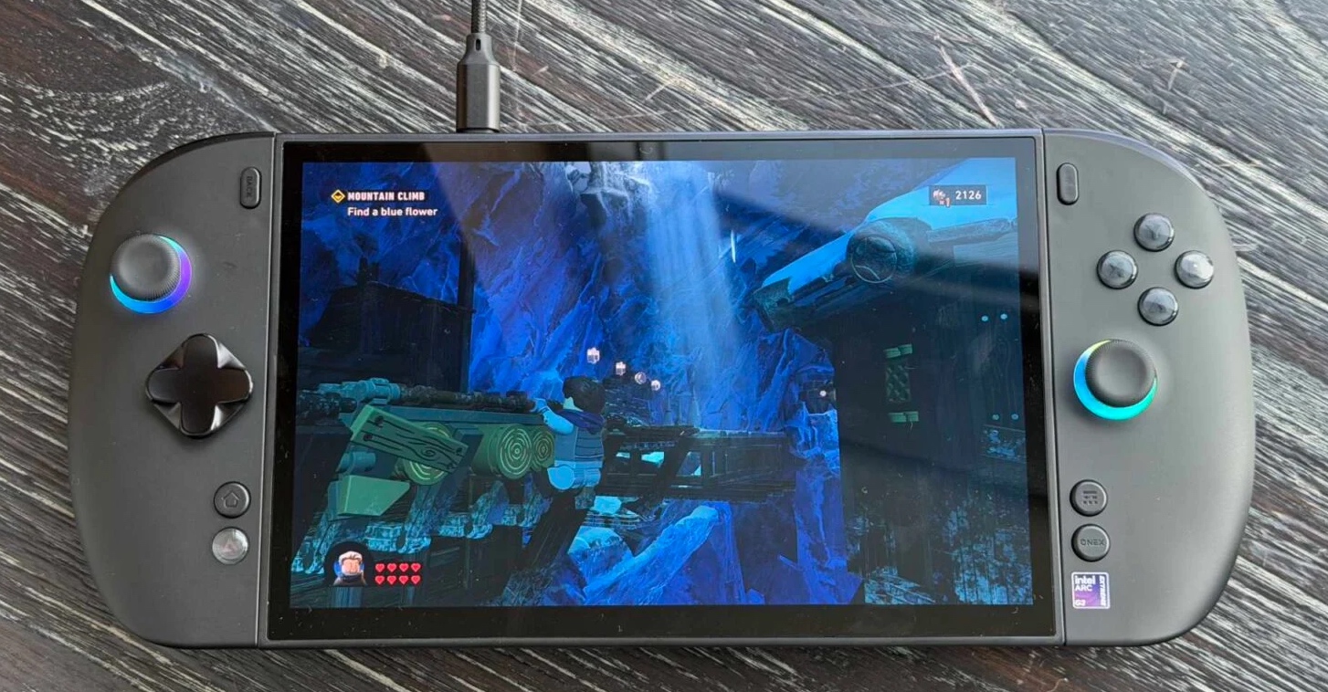 Console portable sur puce Intel Arc G3 affichant un jeu Lego