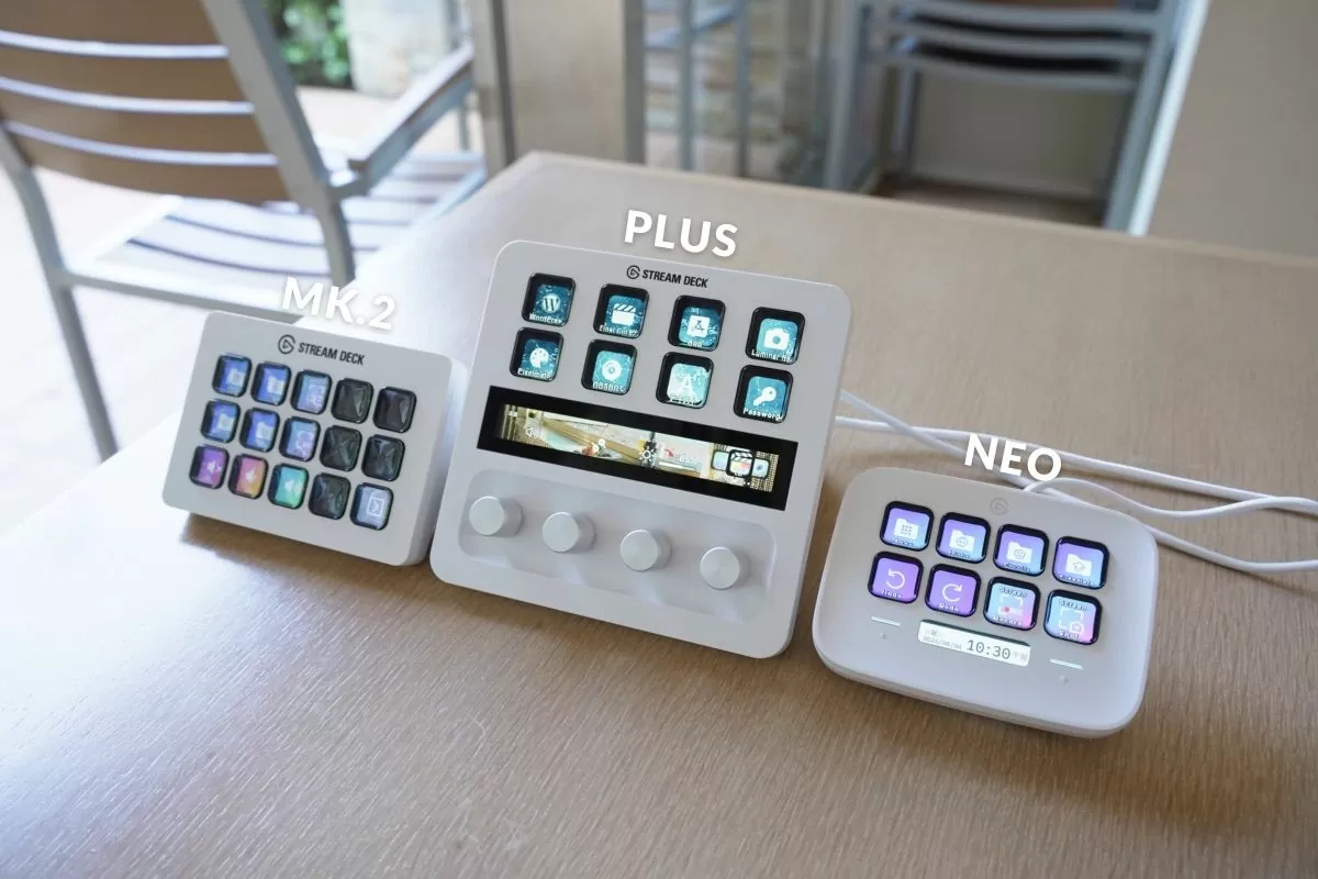 Stream Deck MK.2, Plus et Neo alignés sur un bureau en bois