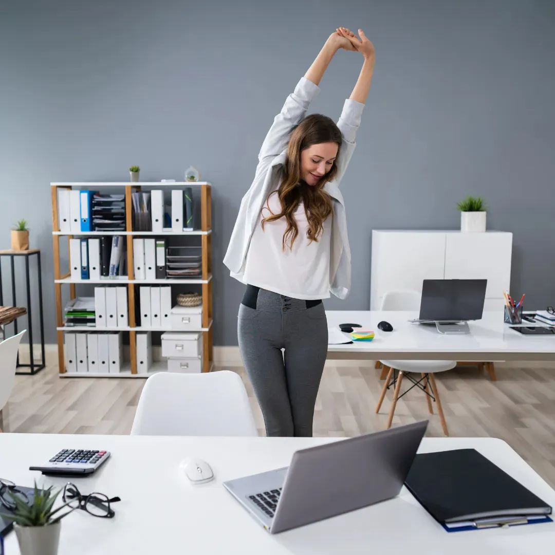 Femme qui s'étire au bureau