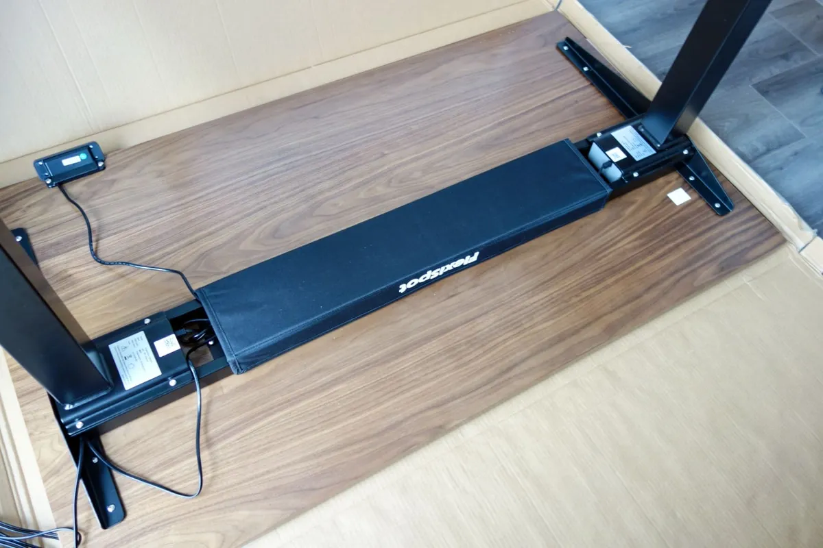 bureau à l'envers Flexispot E7 Pro avec câche cables