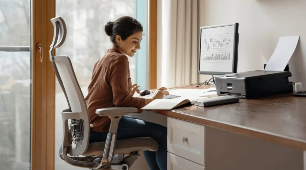 Femme heureuse sur une chaise ergonomique