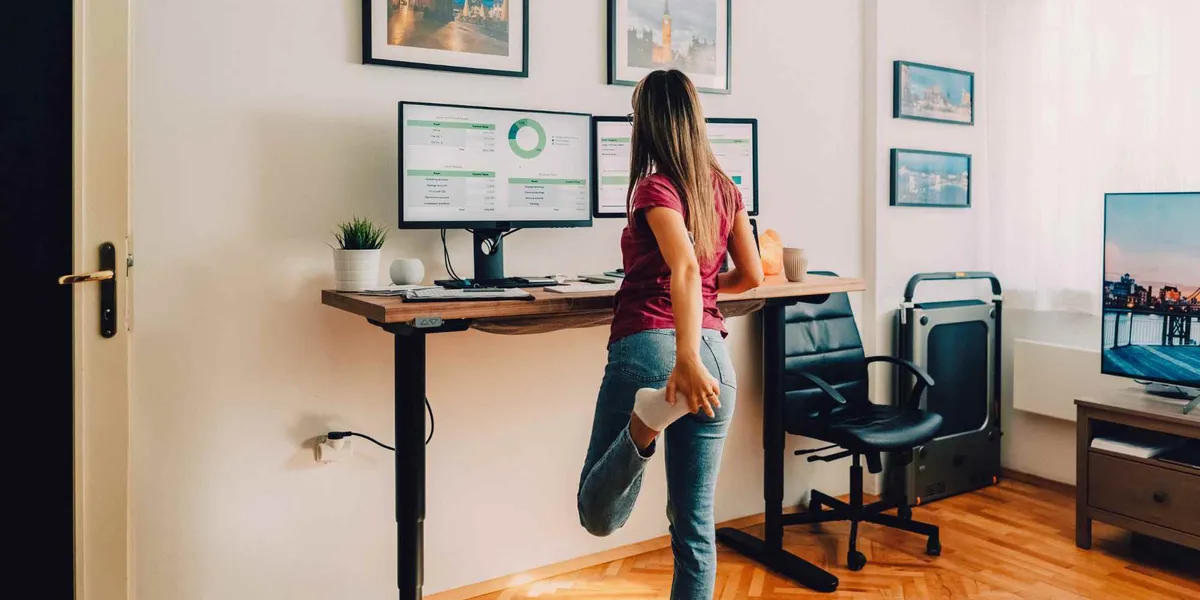 Femme qui s'étire bureau assis debout