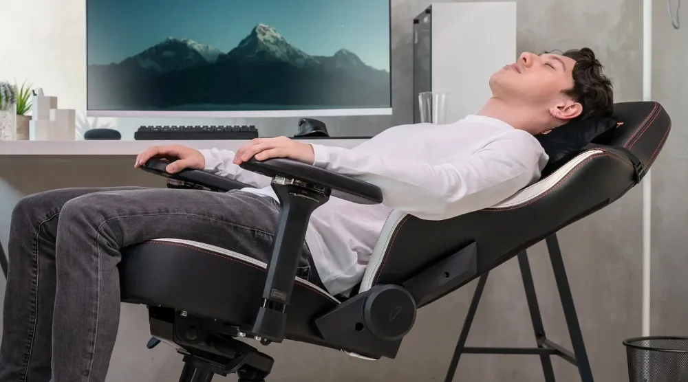 Homme qui dort sur sa chaise gaming