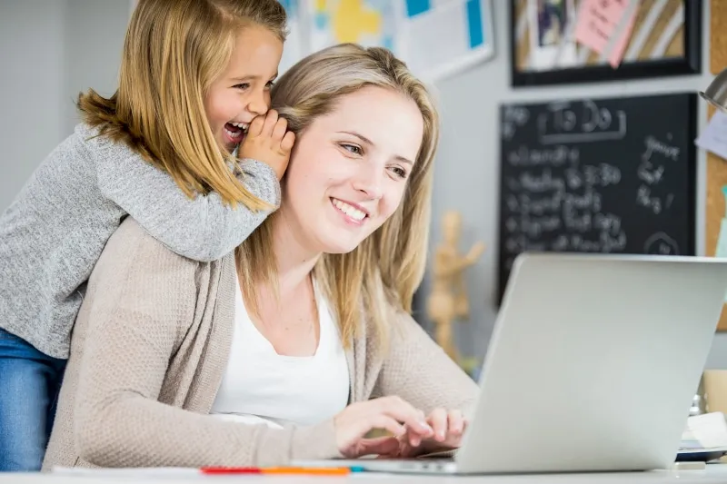 Télétravail mère avec un enfant