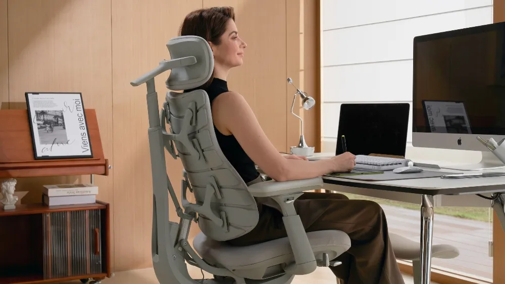 Femme bien installée à son bureau
